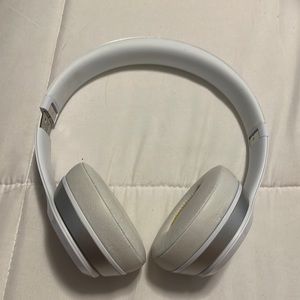 White solo beats